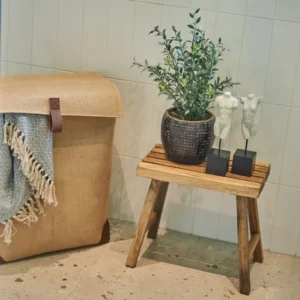 234129-beige vasketøjskurv i jute miljøbillede