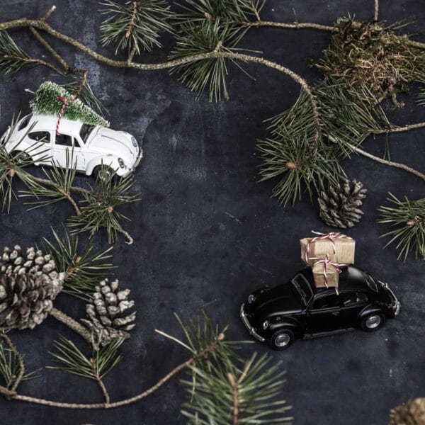 Miljøbillede af bil i sort med gaver på taget