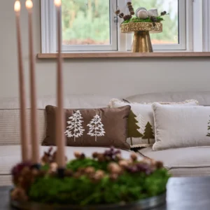 Miljøbillede pude med broderet juletræ