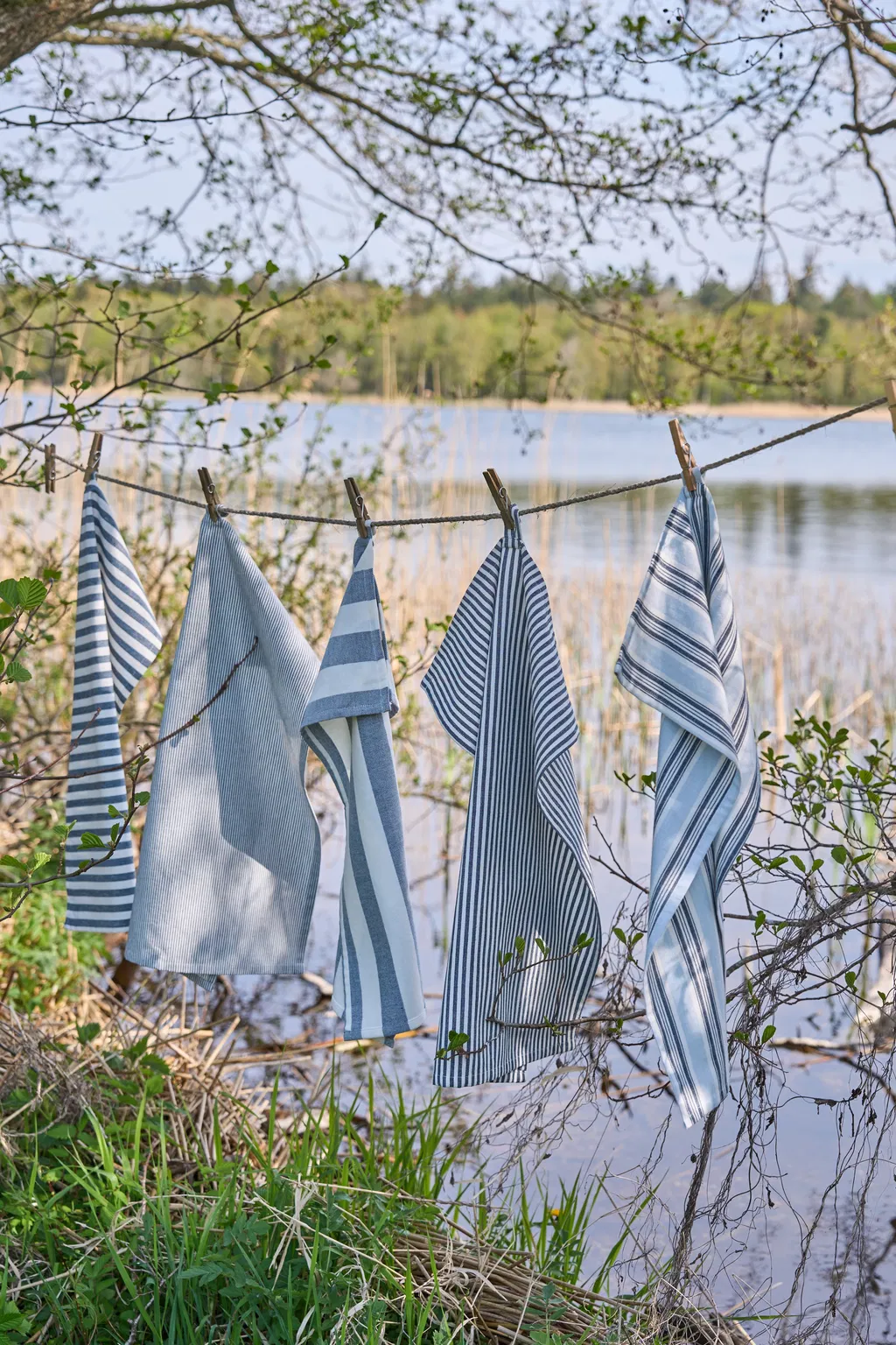 Miljøbillede viskestykke 50x70 cm. mørkeblå & hvid