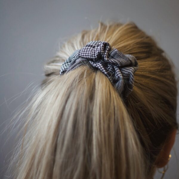 Miljøbillede Piper scrunchie sort tern