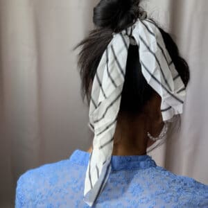 Miljøbillede af hår elastik med tørklæde kelly i hvid