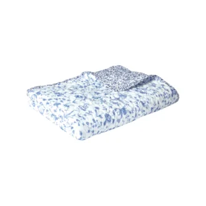 Quiltet tæppe shopbillede med blå blomster
