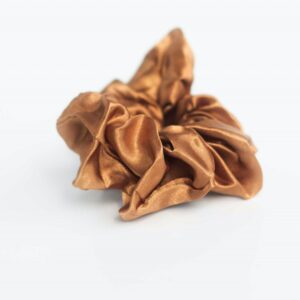 Silk Plain Karamel scrunchie fra LÈ MOSCH