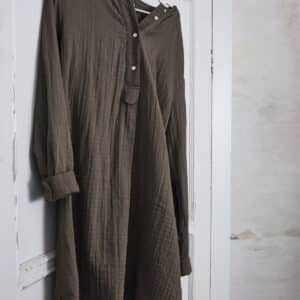 miljøbillede brun pyjamas overdel kjole